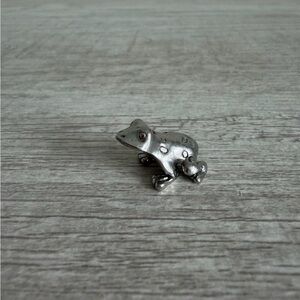 Vintage Silver Tone Spotted Toad Frog Figure 10 grams